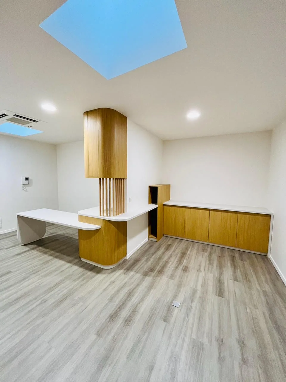 Agencement sur mesure, meuble en bois aux formes courbes et claustra, Technibois Agencement, Bassin d'Arcachon