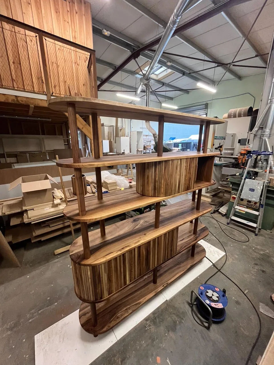Meuble étagère en noyer en cours de fabrication dans l'atelier Technibois Agencement à Arès