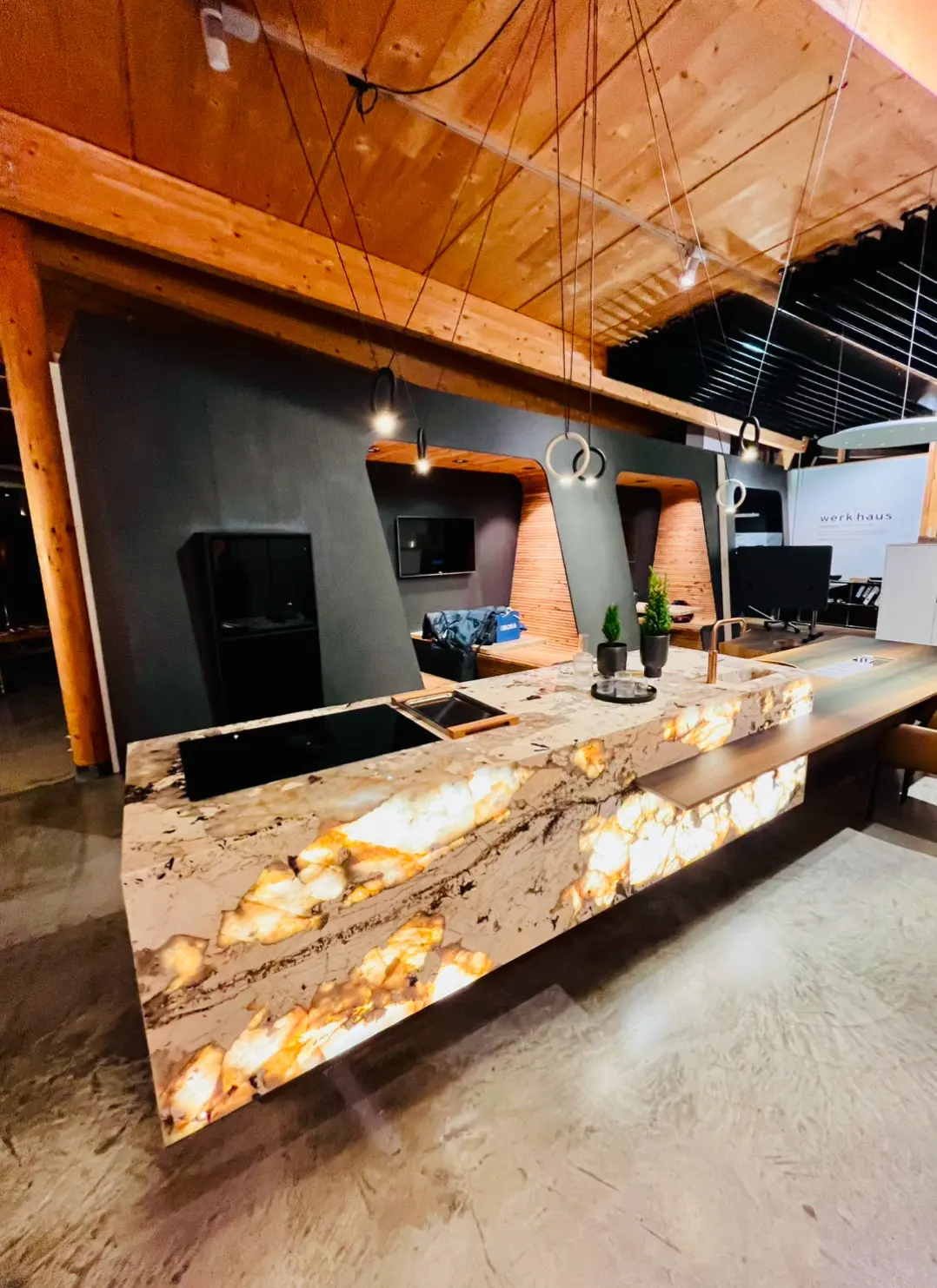Bar et comptoir en marbre rétroéclairé sur mesure