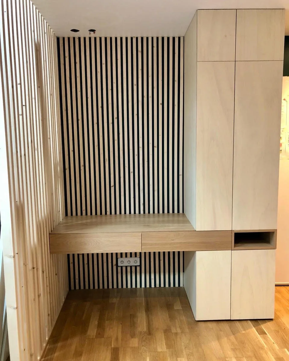 Bureau intégré sur mesure avec niche et fond en tasseaux de bois