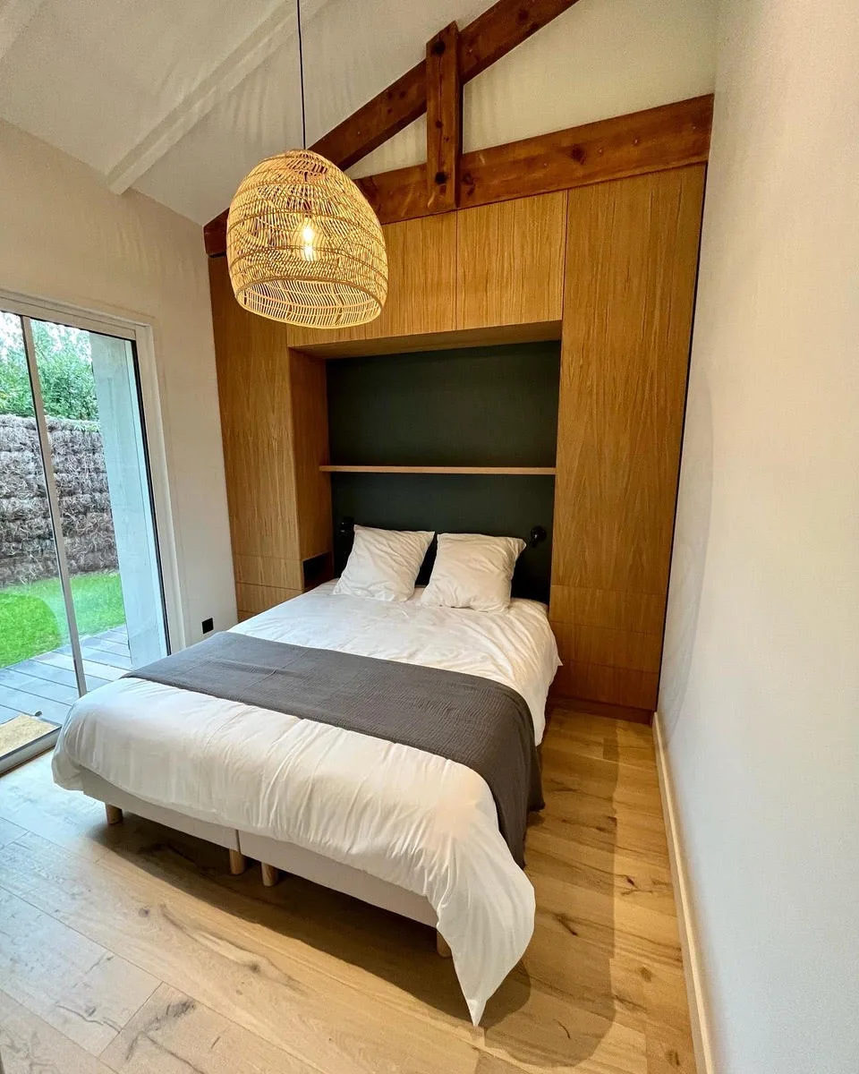 Chambre sur mesure, tête de lit et placards intégrés en chêne sous charpente