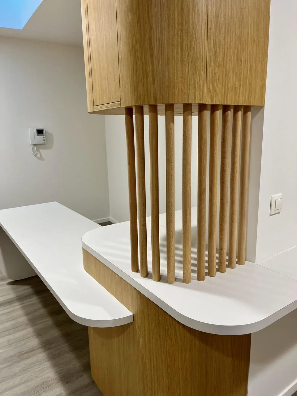Console et claustra en tasseaux de bois sur mesure, plateaux laqués blanc