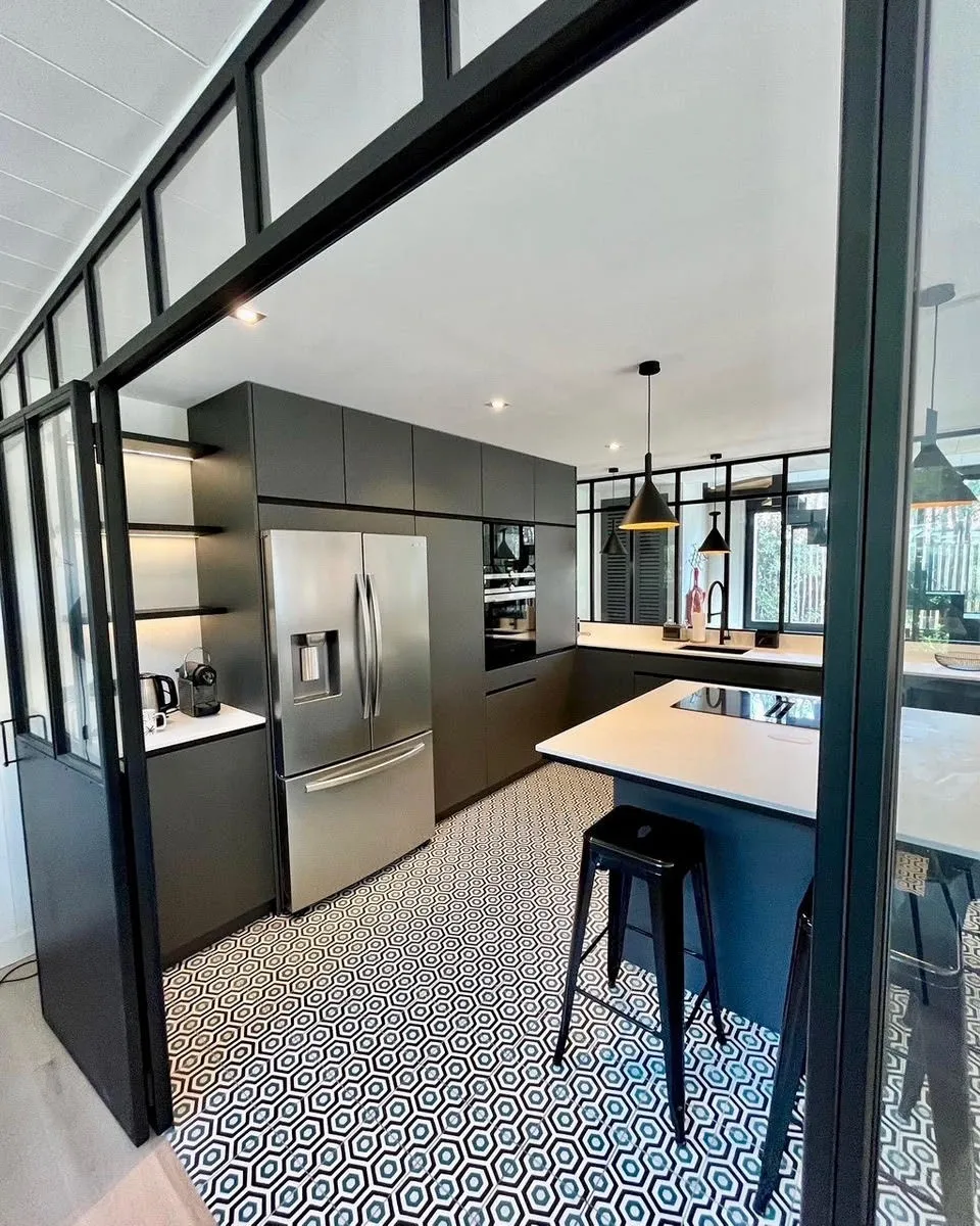 Cuisine gris anthracite et bois, verrière atelier