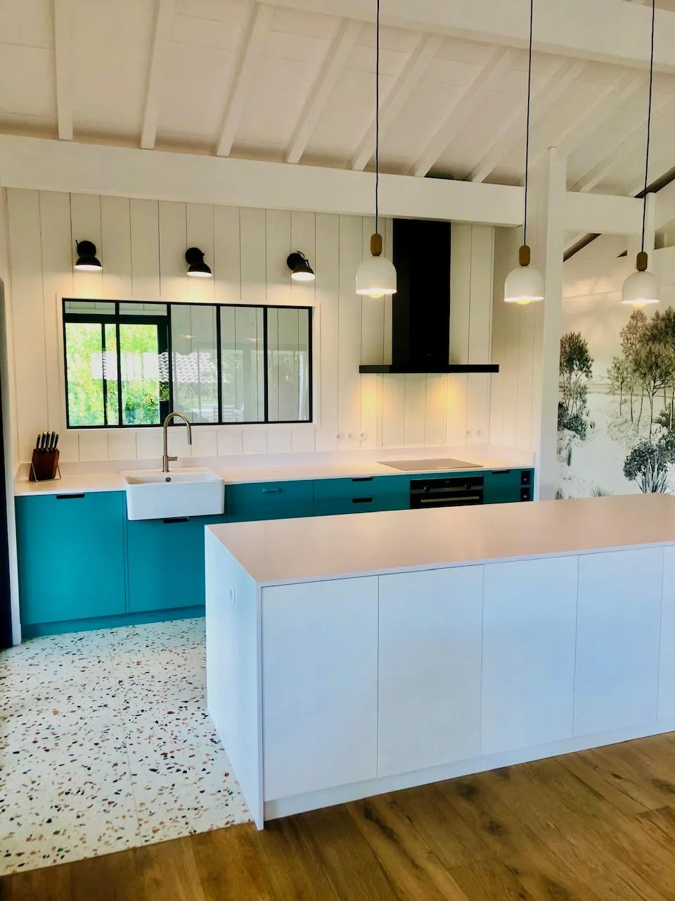 Cuisine sur mesure bleu canard, îlot blanc et verrière atelier, esprit bassin