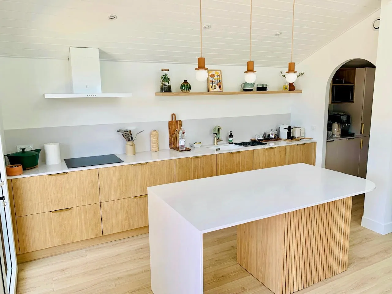 Cuisine sur mesure chêne clair, îlot blanc cannelé