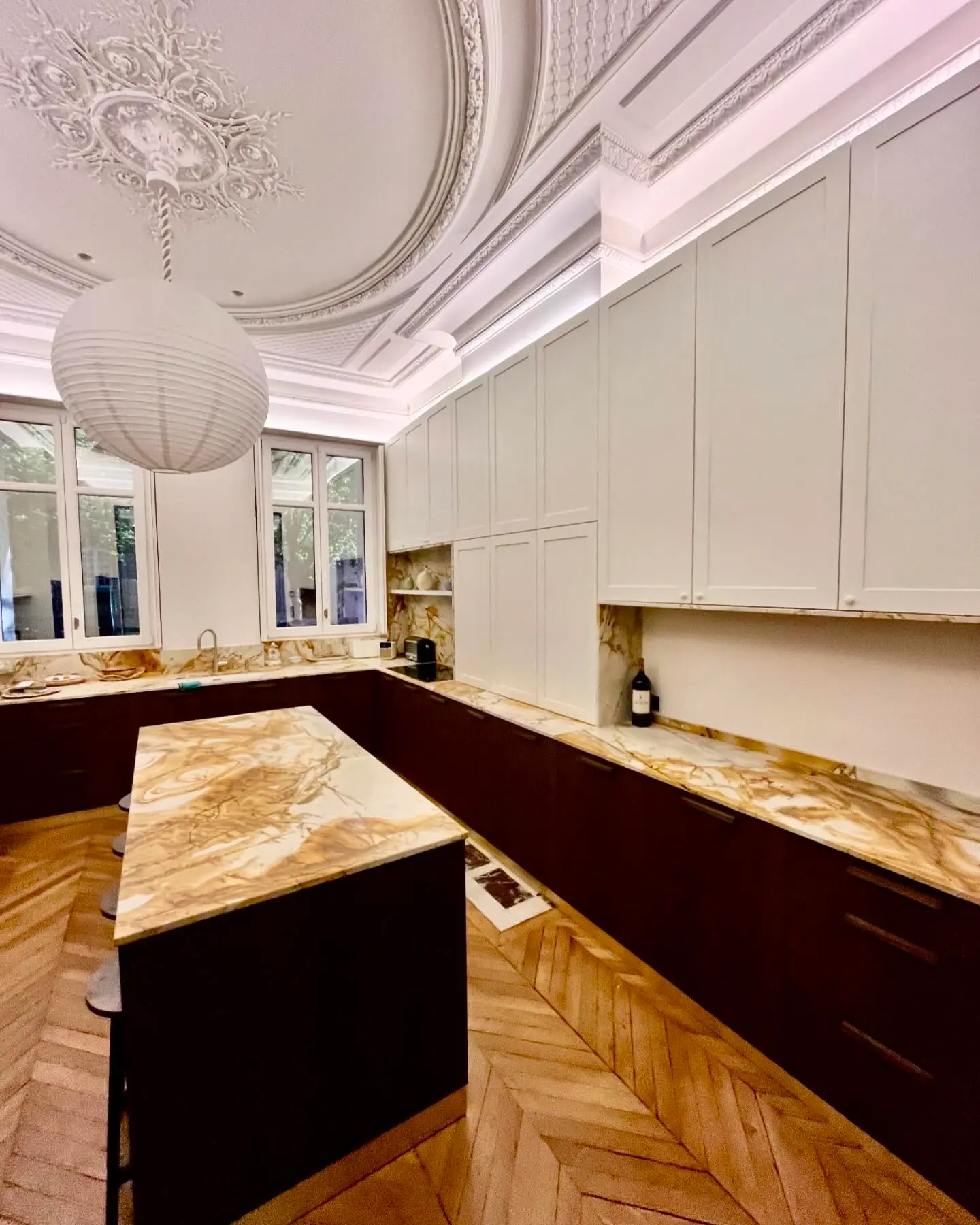 Cuisine haussmannienne sur mesure, onyx doré, plafond mouluré