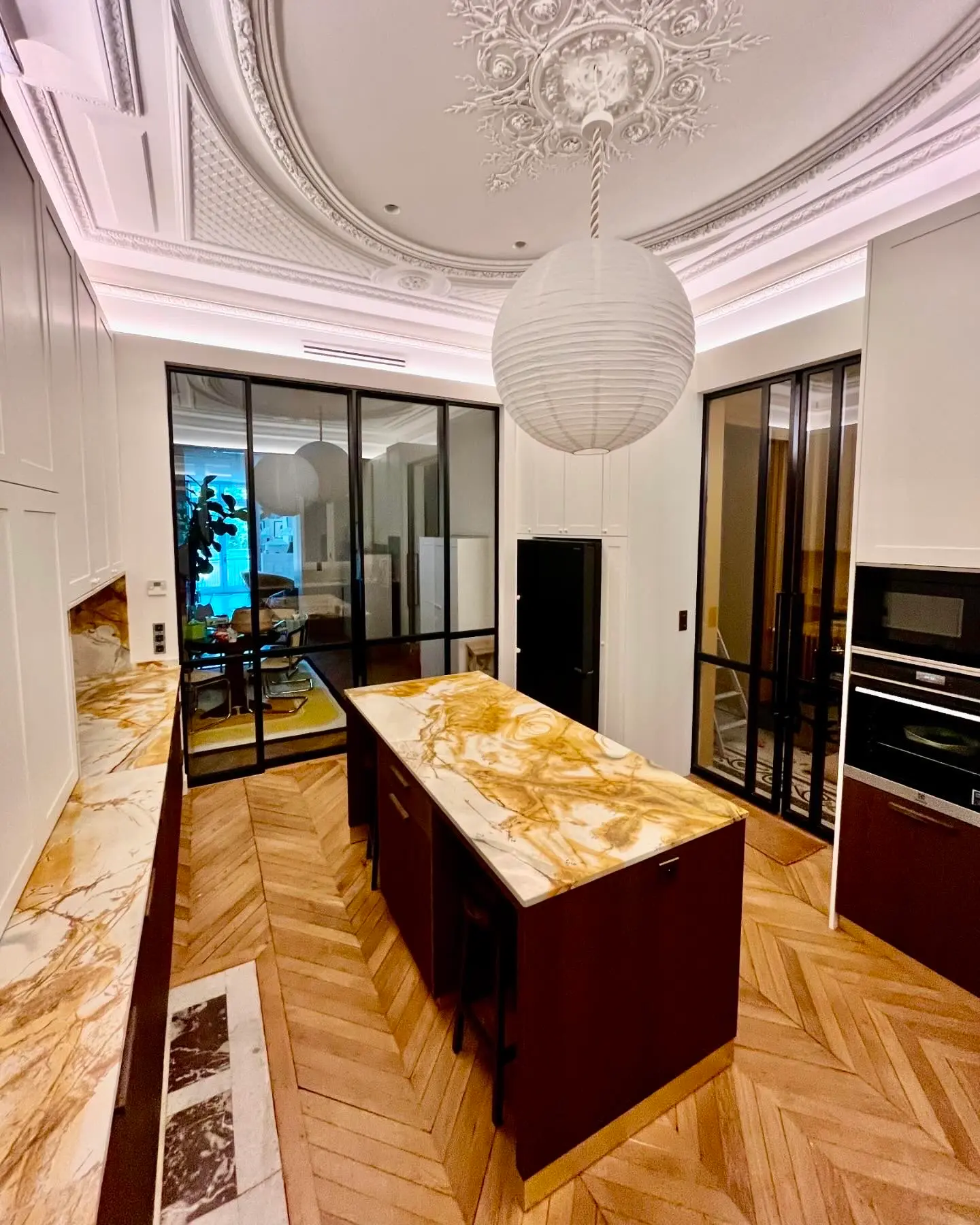 Cuisine haussmannienne sur mesure, onyx doré et finition bordeaux