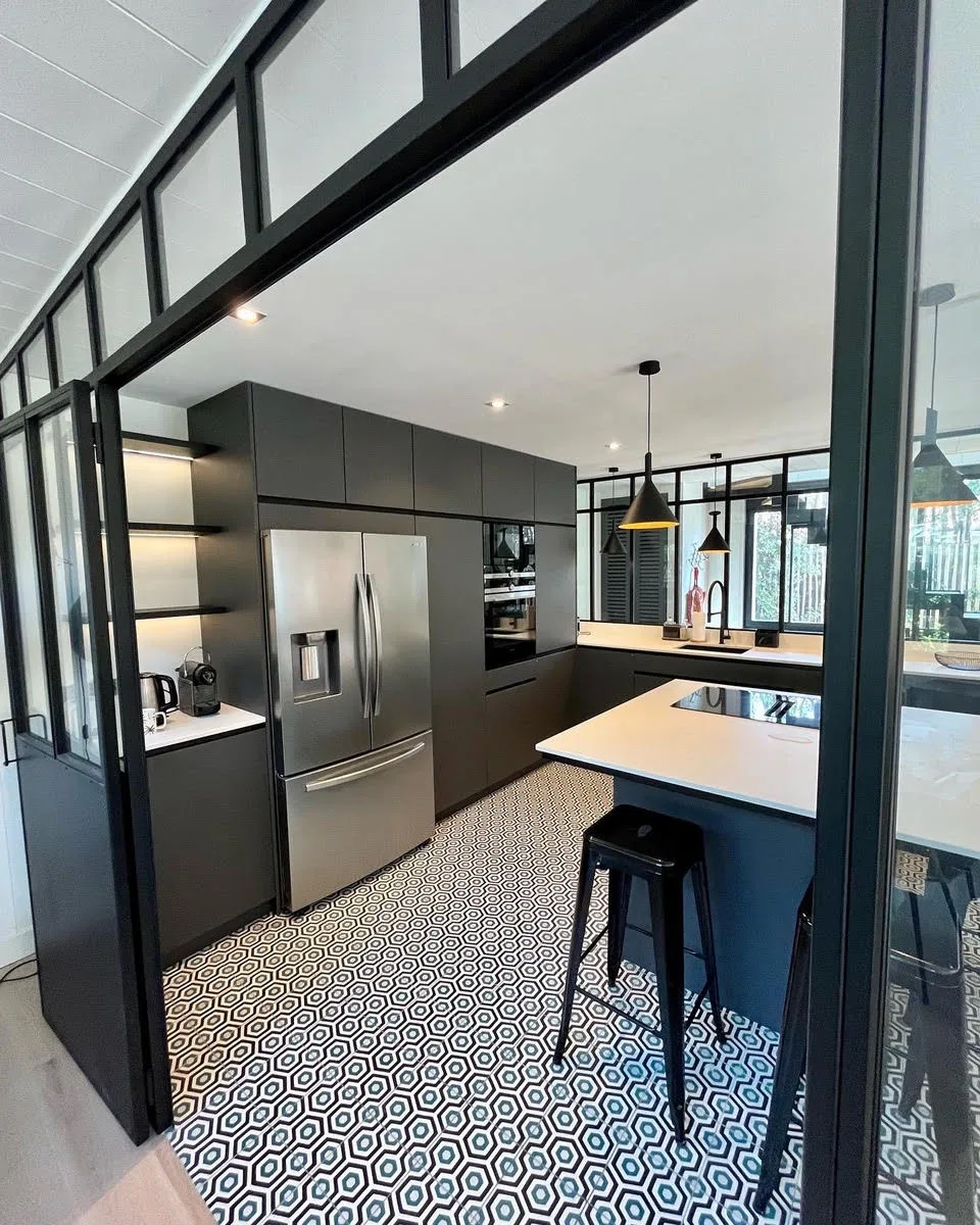 Cuisine sur mesure noire avec verrière atelier et îlot central