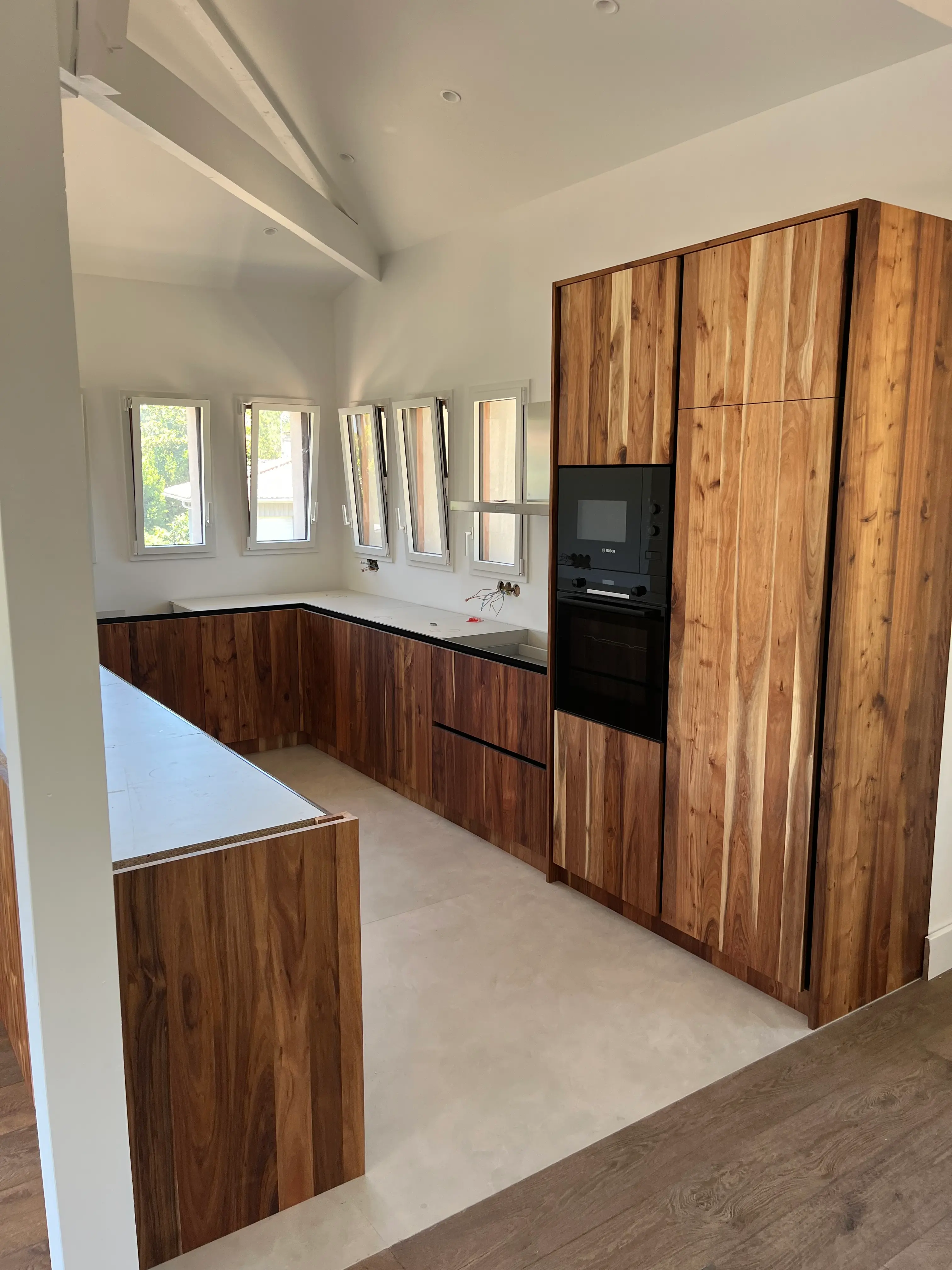 Meuble de cuisine en noyer massif, finition naturelle