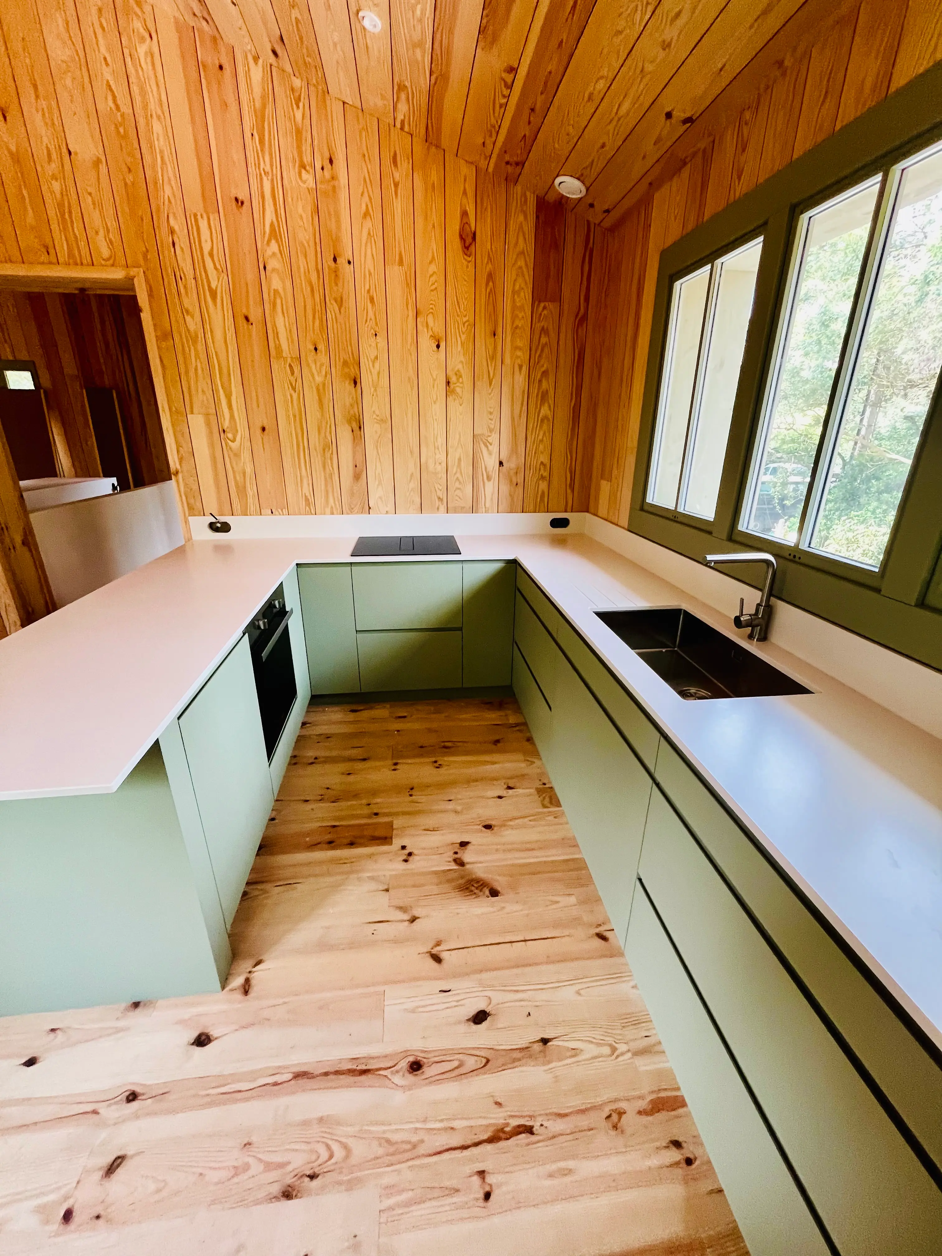 Cuisine sur mesure vert d'eau, lambris bois clair, esprit nature