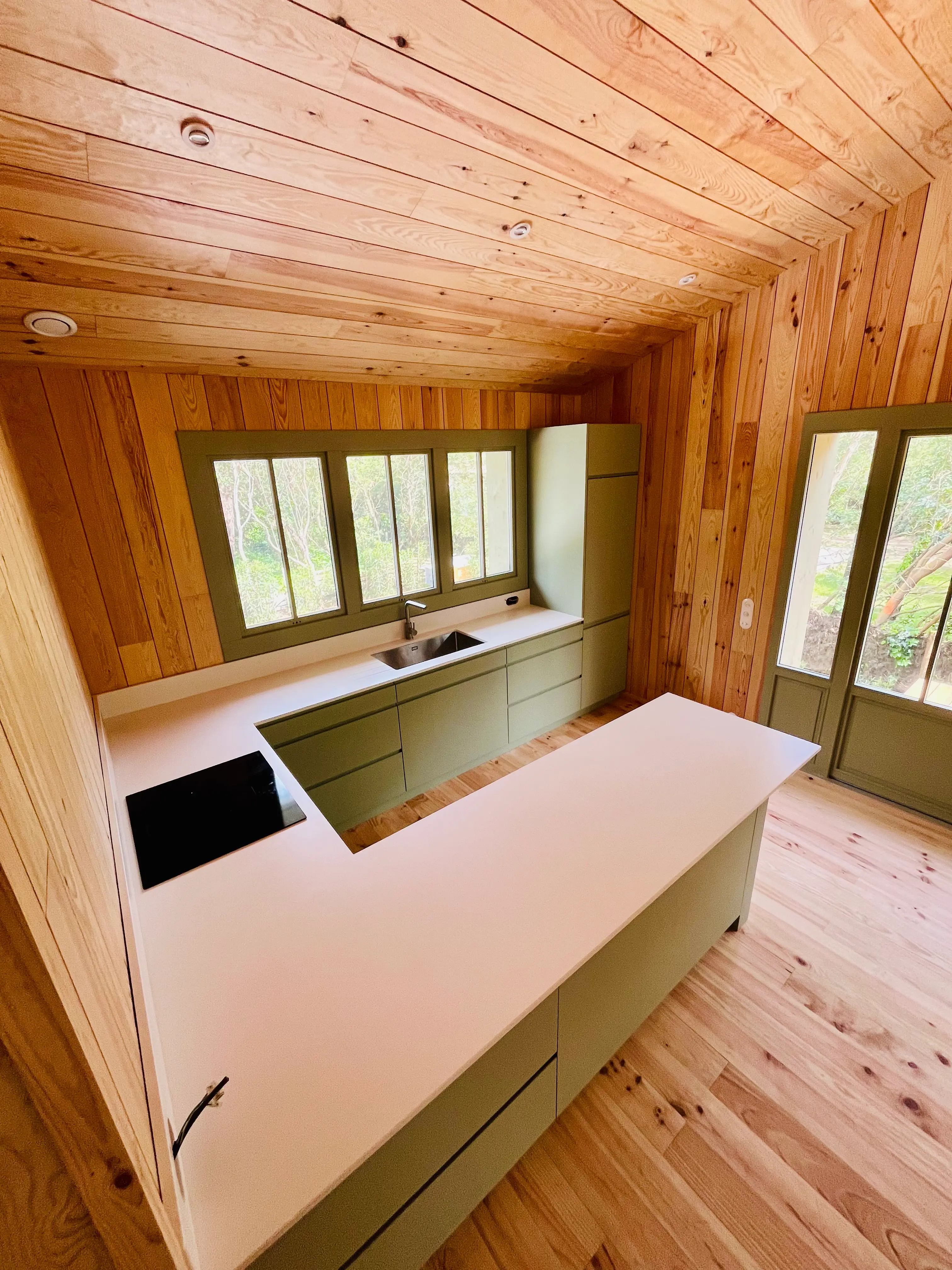 Cuisine sur mesure vert d'eau, îlot et plan blanc