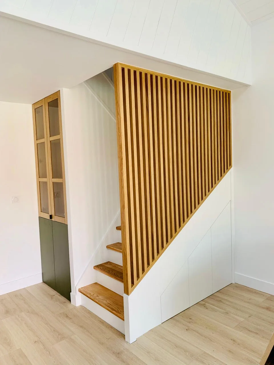 Escalier sur mesure avec garde-corps claustra en chêne et rangements intégrés