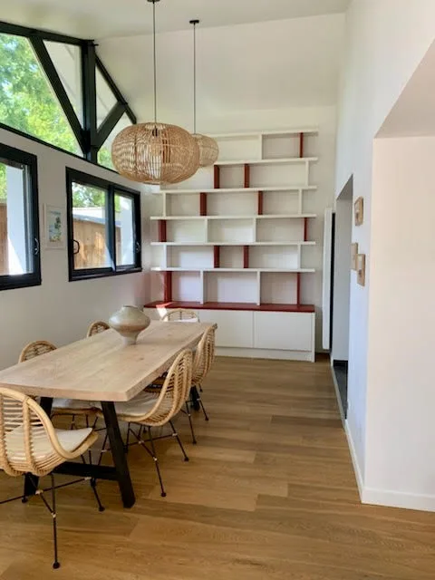 Étagères murales sur mesure sur fond rouge, salle à manger, Technibois Agencement