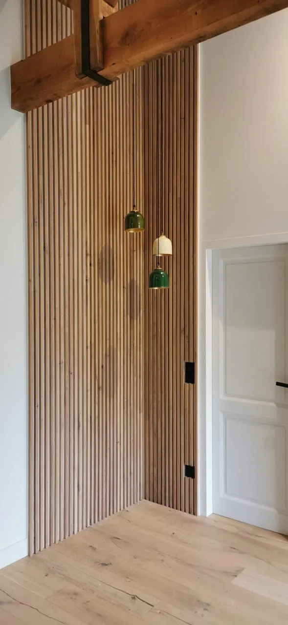 Habillage mural en tasseaux de bois sous charpente, sur mesure