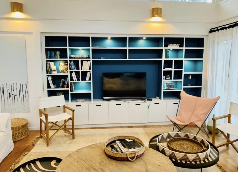 Bibliothèque et meuble TV sur mesure, fond bleu et niches éclairées, salon esprit bassin, Technibois Agencement, Bassin d'Arcachon