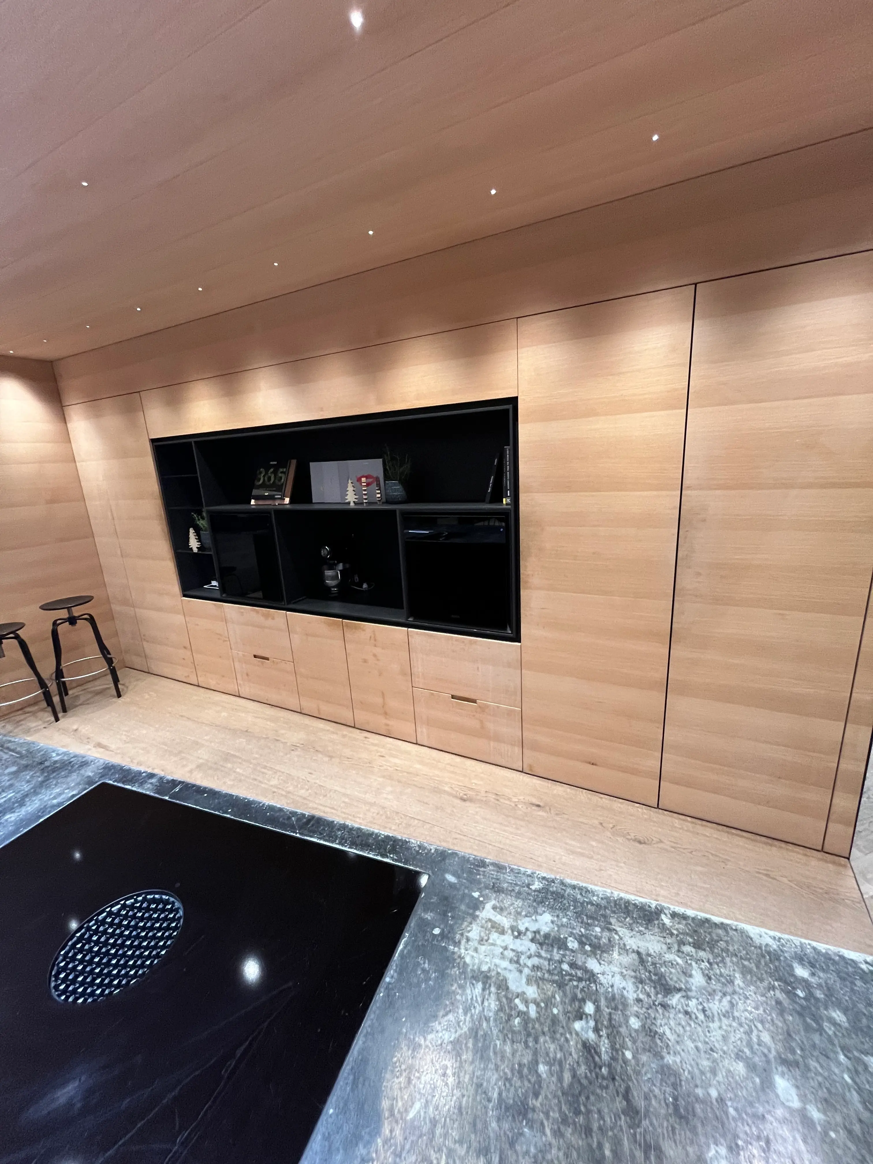 Meuble TV sur mesure en bois clair avec niche