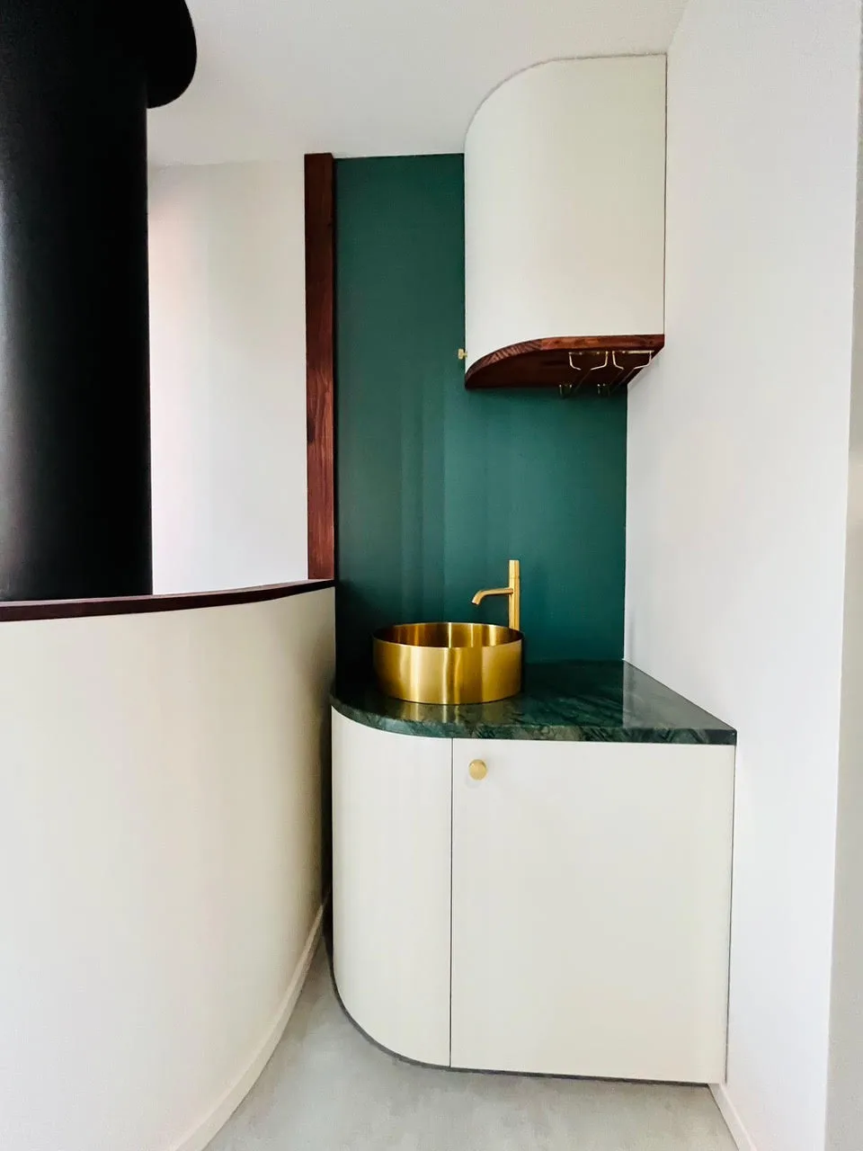 Coin lavabo sur mesure, vasque et robinetterie laiton, plan en marbre vert