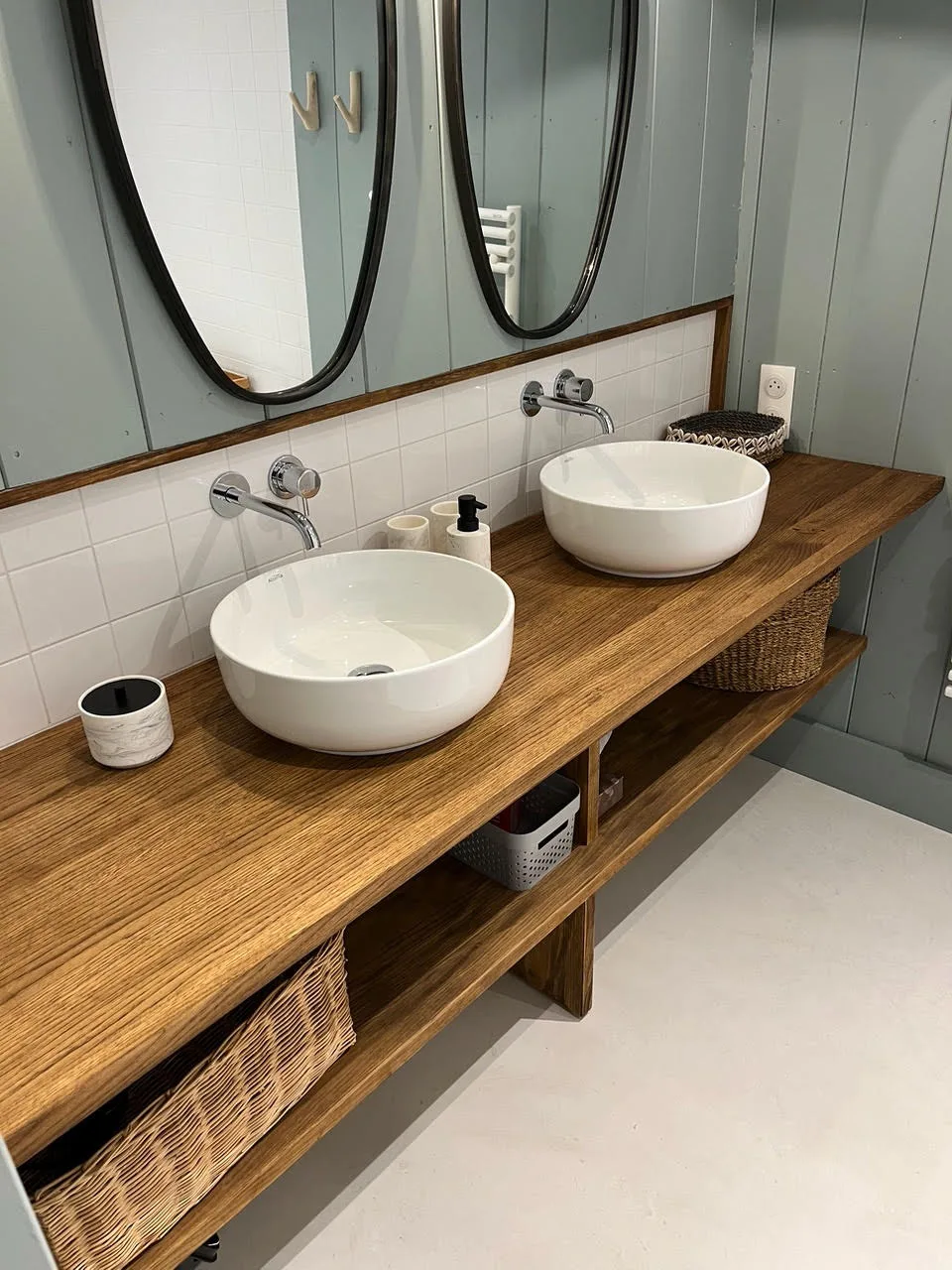 Salle de bain sur mesure, double vasque et plan en bois massif, miroirs ovales