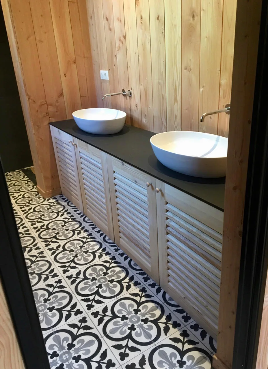 Salle de bain sur mesure, double vasque sur meuble à persiennes bois et carreaux de ciment
