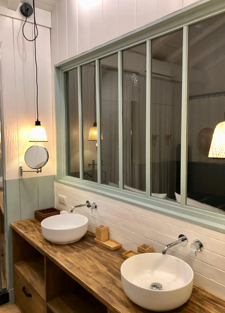 Salle de bain sur mesure, double vasque sur plan bois et verrière atelier