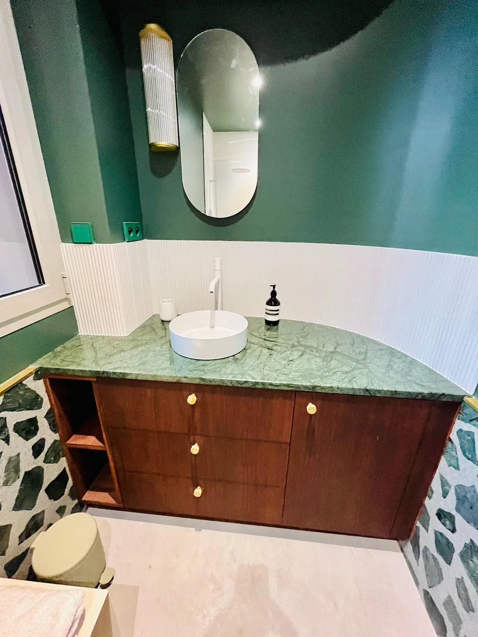 Meuble de salle de bain en bois, plan en marbre vert et vasque ronde sur mesure