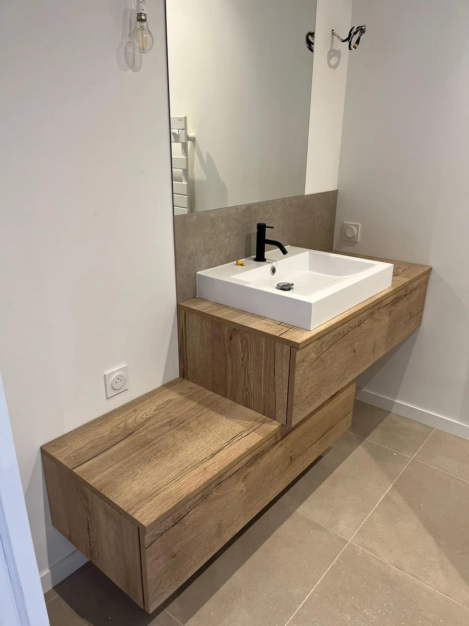 Meuble vasque de salle de bain en chêne sur mesure, banc intégré, Technibois Agencement