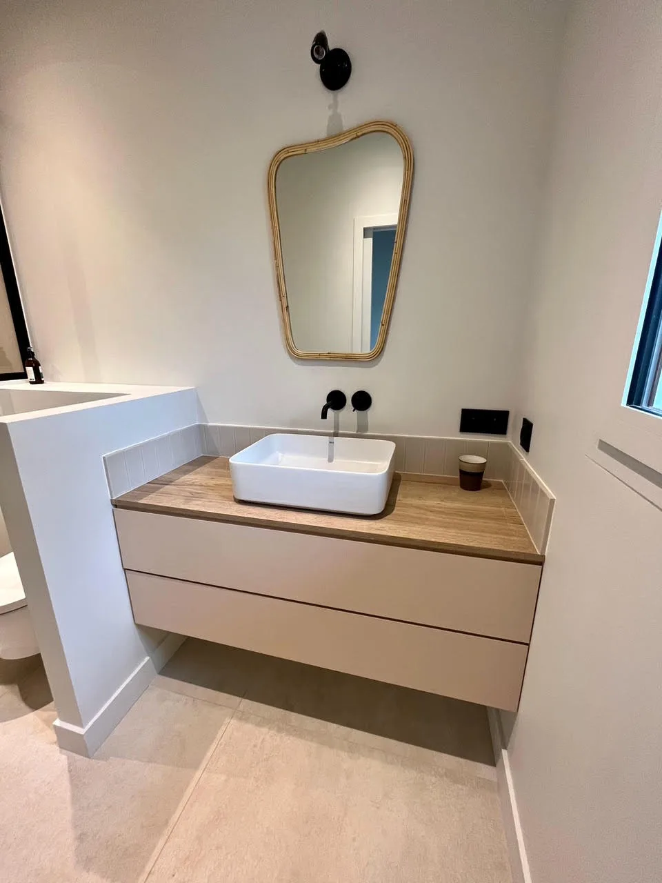 Meuble vasque de salle de bain sur mesure, plan bois et miroir en rotin, Technibois Agencement