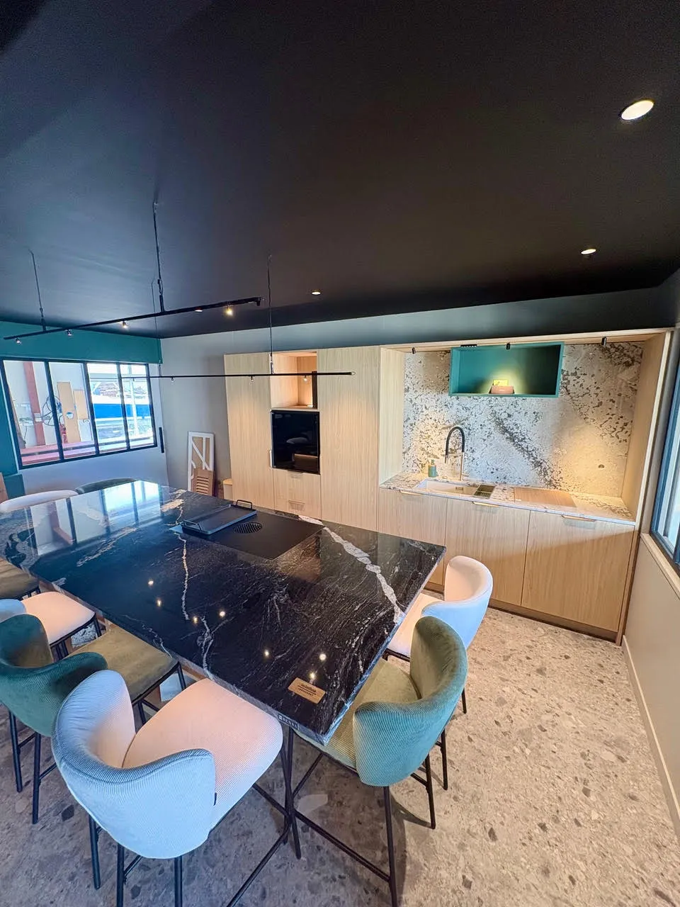 Showroom Technibois Agencement, espace salon et table en marbre noir