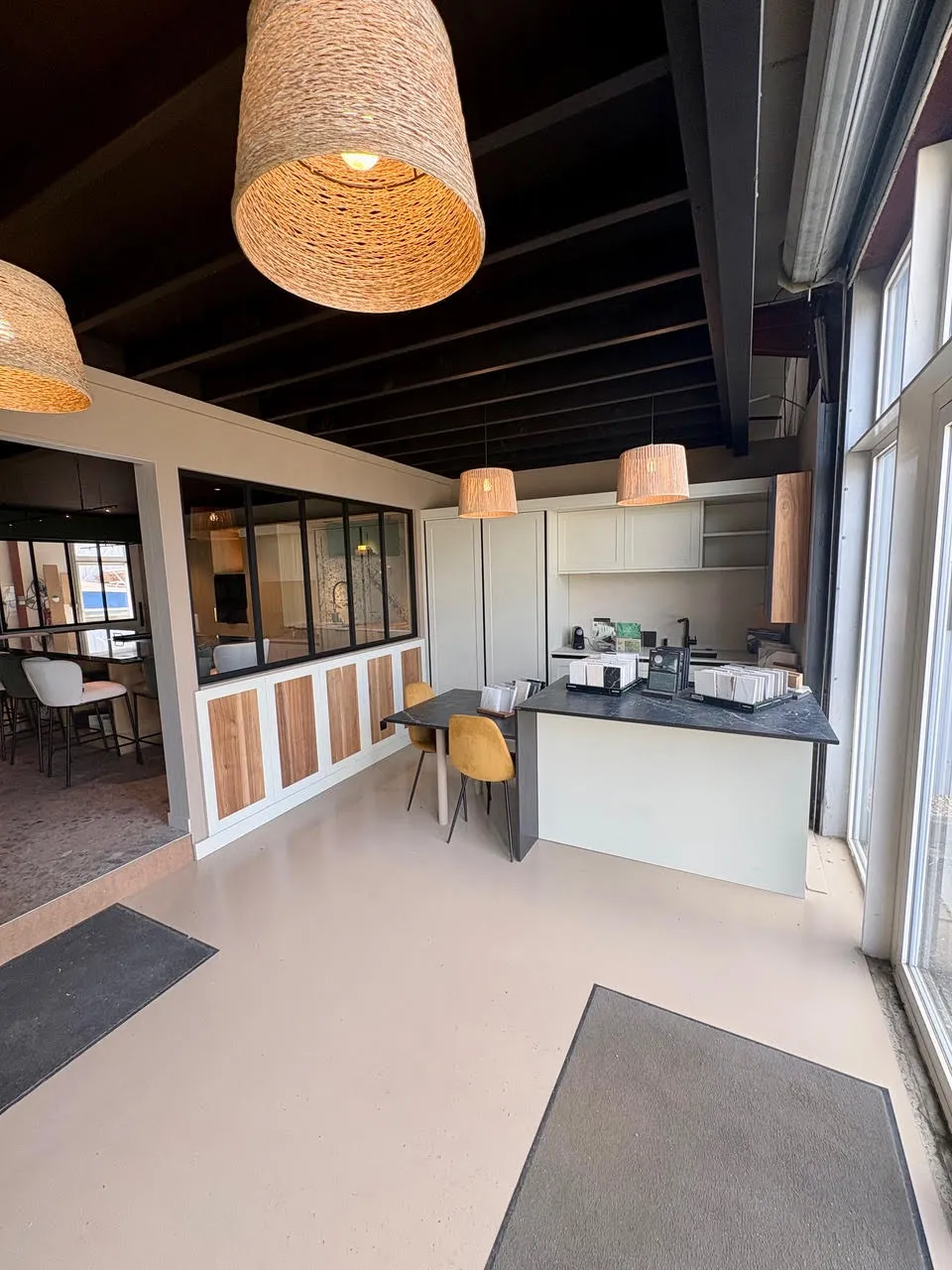 Showroom Technibois Agencement, coin salon et échantillons de finitions