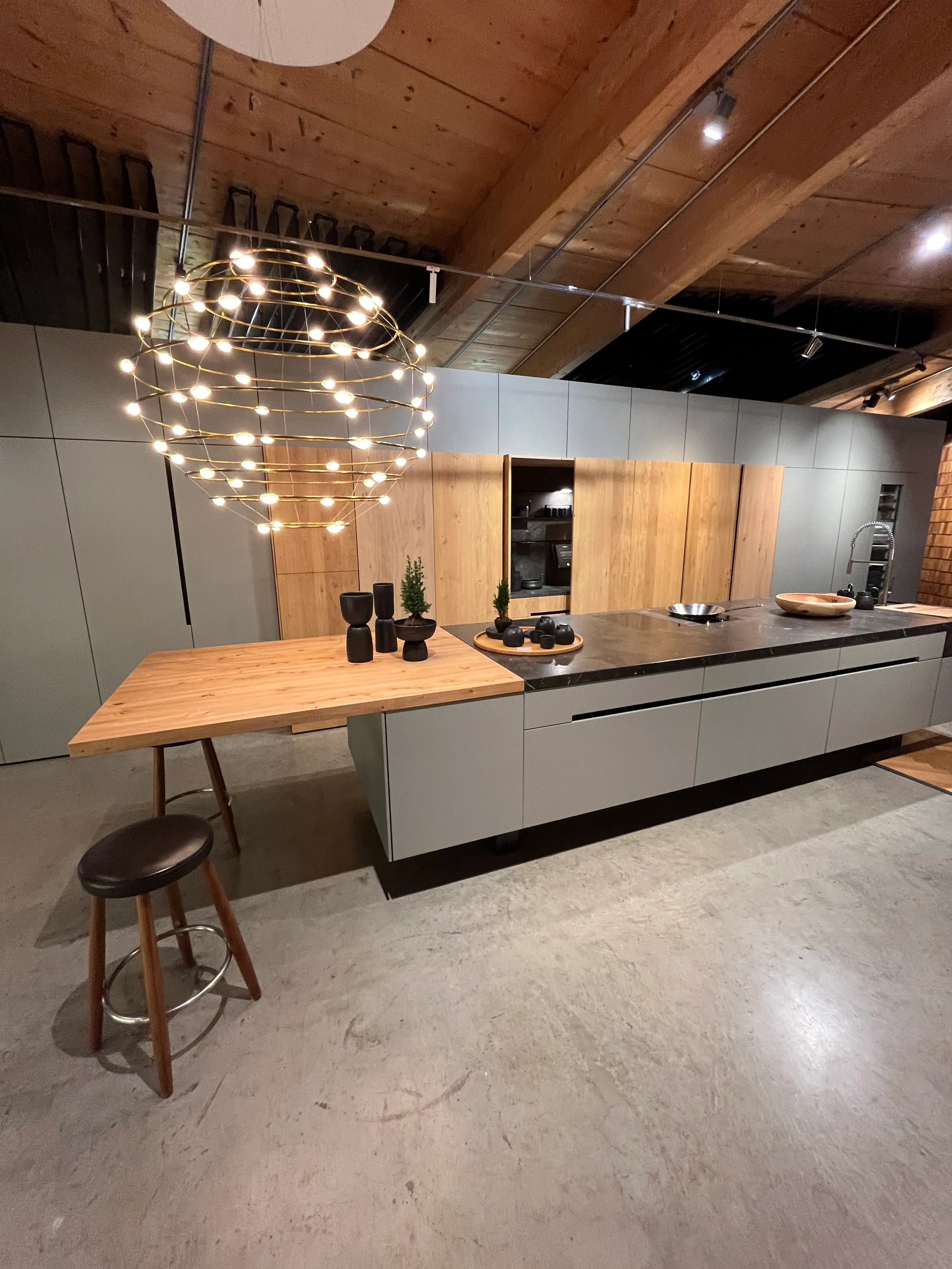 Showroom Technibois Agencement, îlot et matières en exposition
