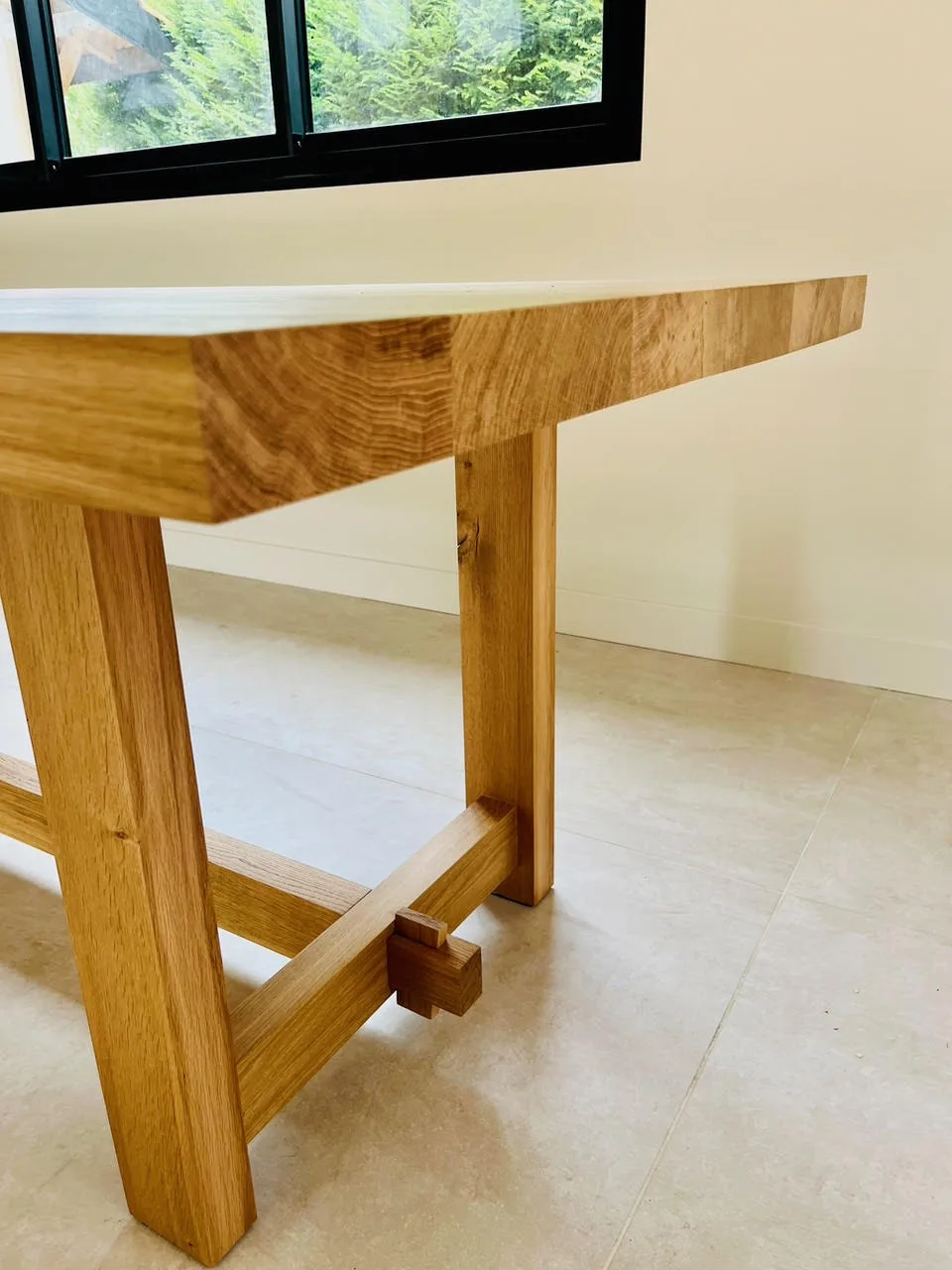 Détail de piétement et assemblage d'une table en chêne massif sur mesure